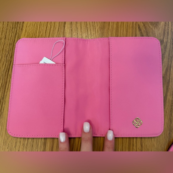 Kendra Scott Pink Passport & Luggage Tag - Picture 2 of 4